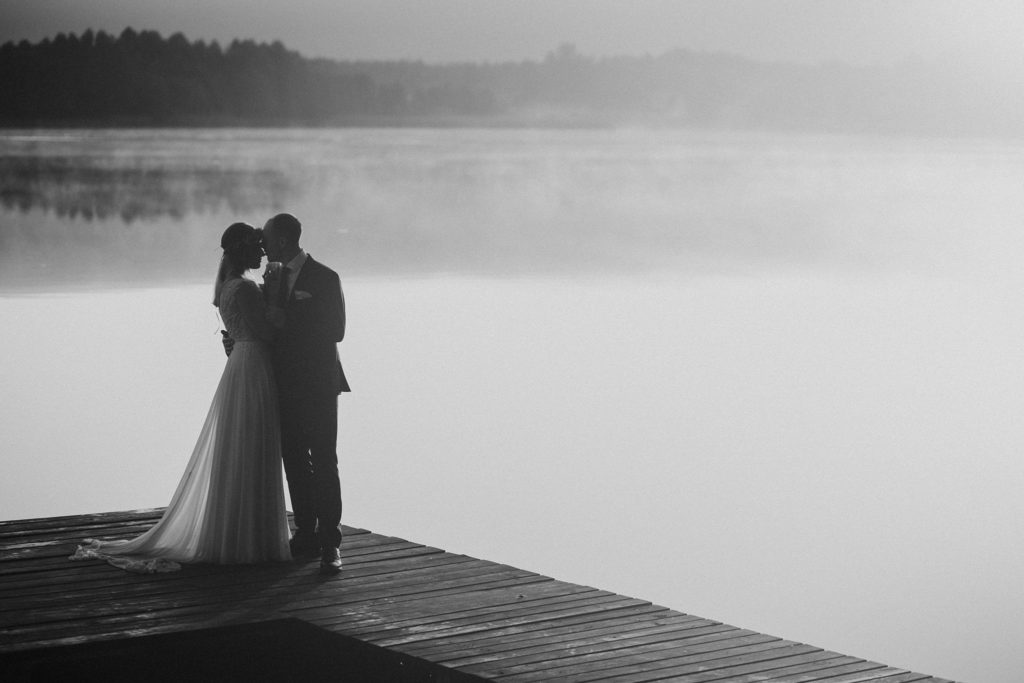 wianek liście jezioro orle pani młoda  pan młody fotograf ślubny poznań podlasie mgła