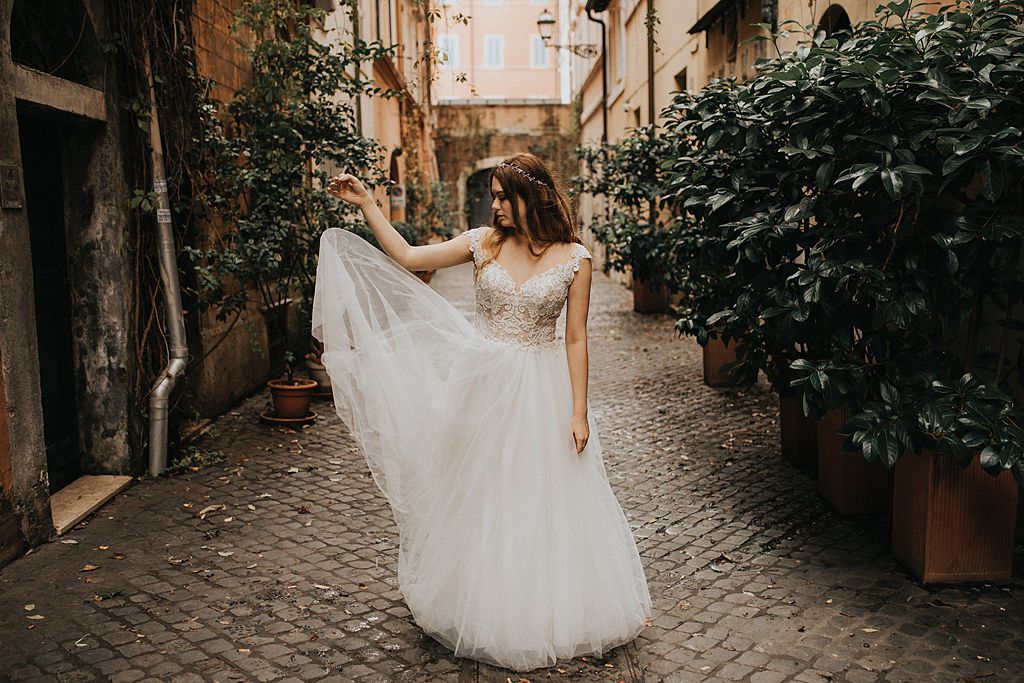 sesja ślubna fotografia ślubna poznań twardowski rome italia włochy ciasna uliczka w rzymie